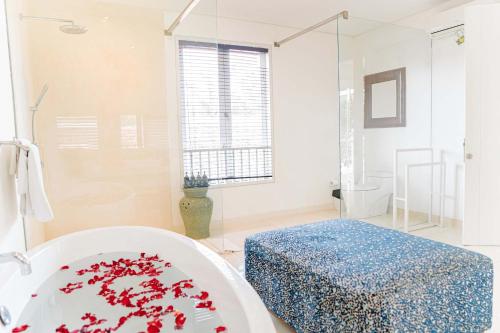 CassaMia Bali - Spacious Luxury 5 Bedroom Villaにあるベッド