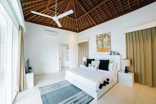 Ένα ή περισσότερα κρεβάτια σε δωμάτιο στο CassaMia Bali - Spacious Luxury 5 Bedroom Villa