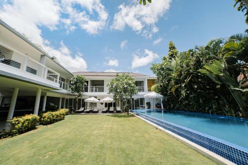 Zdjęcie z galerii obiektu CassaMia Bali - Spacious Luxury 5 Bedroom Villa, 100m from Beach with Butler w mieście Jimbaran