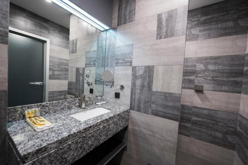  Messier 53 Hotel Yerevan -  Room  picture :    Tea/Coffee maker    Minibar    Shower                            