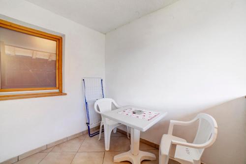 a small white table and two chairs in a room at Unterstuanerhof Plattnerblick in Stulles