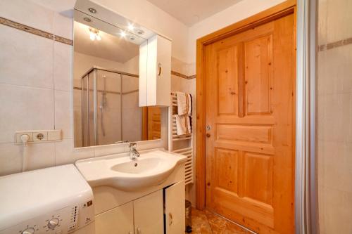 uma casa de banho com um lavatório e um espelho em Unterstuanerhof Plattnerblick em Stulles