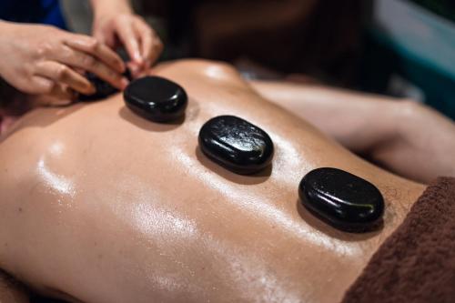 a man getting aotherapy massageutic at Apartamenty Rondo in Świnoujście