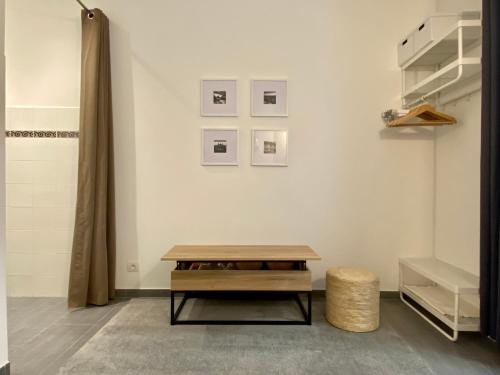 モンテカルロにあるCentral and Convenient Studio in Monacoのベンチとテーブルが備わる部屋