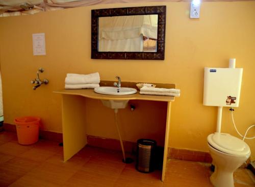 y baño con lavabo y aseo. en Kingfisher Desert Camp en Jaisalmer