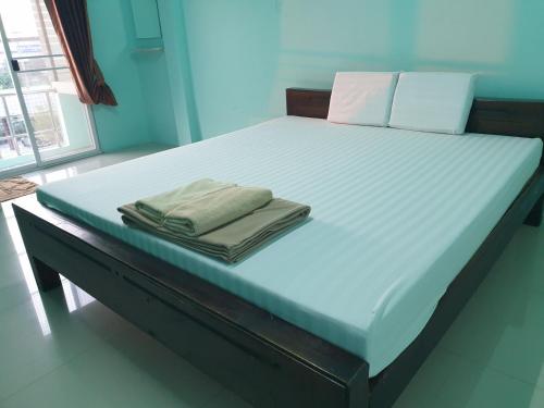 Tempat tidur dalam kamar di Lert Sri Hotel