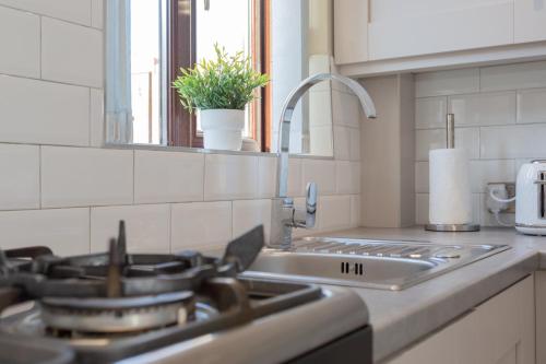 ベルファストにあるCity Centre Apartmentのコンロとシンクのあるキッチンカウンター