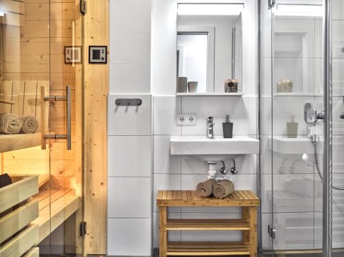 een badkamer met een wastafel en een douche bij Panorama Lodge Alpine Living 201 in Tauplitz
