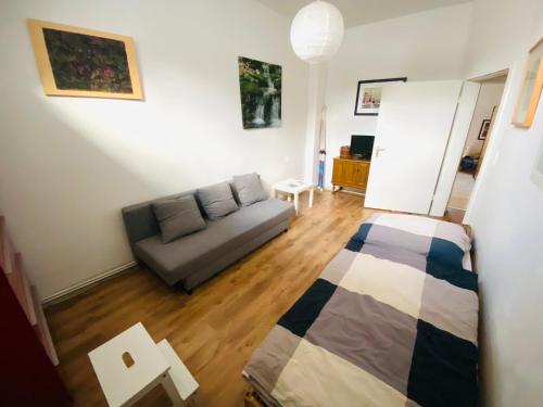 a living room with a couch and a bed at Hannover List 2 bedroom home away from home in Hannover