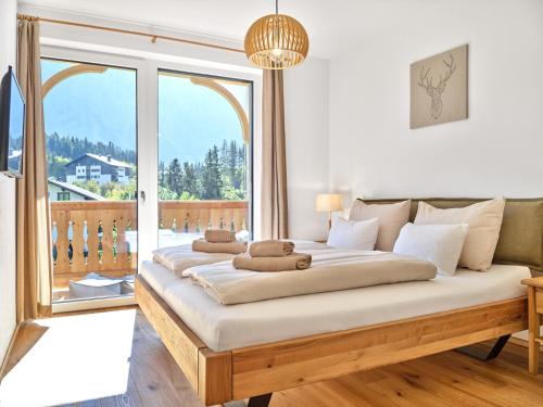 ein Schlafzimmer mit einem großen Bett mit Handtüchern darauf in der Unterkunft Panorama Lodge Auszeit 205 in Tauplitz