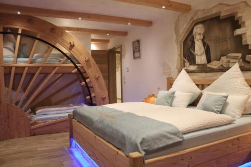 1 dormitorio con 1 cama grande de madera en una habitación en Vils-Residenz, en Vilsbiburg