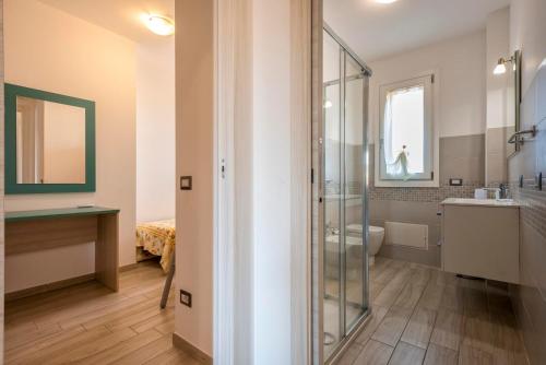 Un baño con ducha, inodoro y lavabo. en Ligure apartment, en Alghero