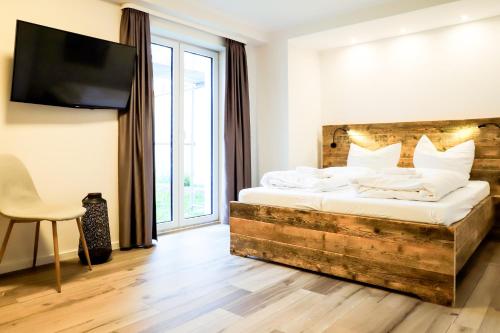 Schlafzimmer mit einem großen Bett mit einem Kopfteil aus Holz in der Unterkunft Smart Resorts Haus Opal Ferienwohnung 401 in Winterberg