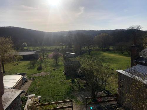 una vista de un campo con el sol en el cielo en Les Aubennes, en Fromelennes