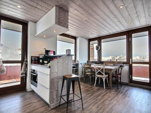 Appartement La Plagne, 2 pièces, 6 personnes - FR-1-455-51にあるレストランまたは飲食店