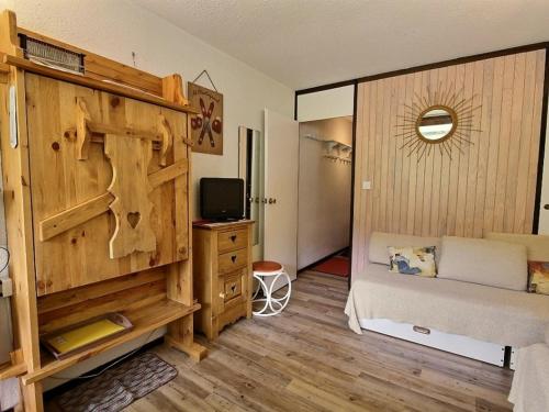 Studio La Plagne, 1 pièce, 2 personnes - FR-1-455-115にあるテレビまたはエンターテインメントセンター