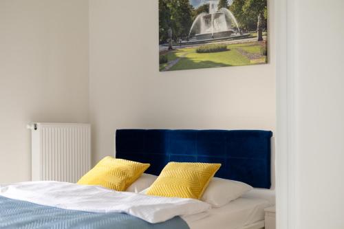 Posteľ alebo postele v izbe v ubytovaní Wola Chic Blue Apartment