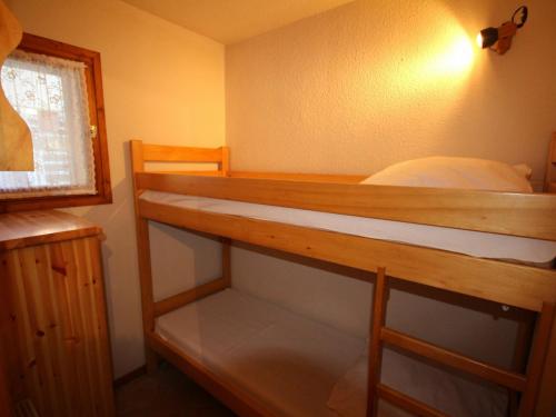 Appartement Les Saisies, 2 pièces, 5 personnes - FR-1-293-140にある二段ベッド