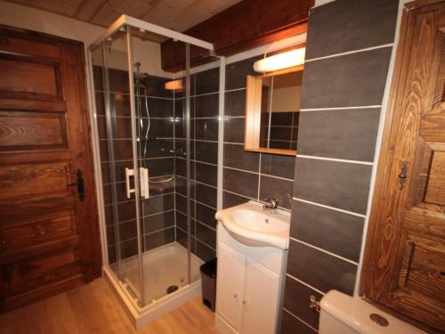 ein Bad mit einem Waschbecken, einer Dusche und einem WC in der Unterkunft Appartement Les Saisies, 2 pièces, 5 personnes - FR-1-293-270 in Hauteluce