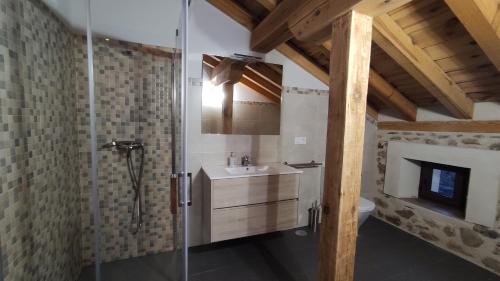 ein Bad mit einem Waschbecken und einer Glasdusche in der Unterkunft CASA GELA. Entorno rural in Berrocal