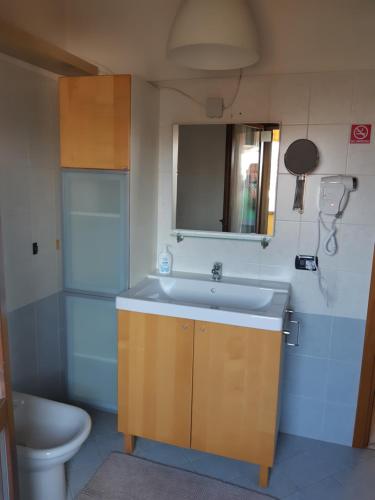 Cervignano D'addaにあるCASA CERVIの洗面台とトイレ付きのバスルーム