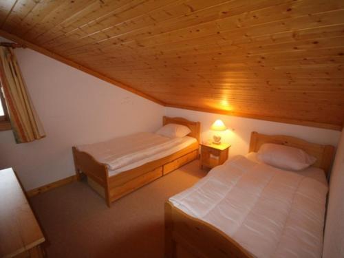 レ・セジーにあるAppartement Les Saisies, 2 pièces, 6 personnes - FR-1-293-123の木製の天井が特徴のベッドルーム1室(ベッド2台付)