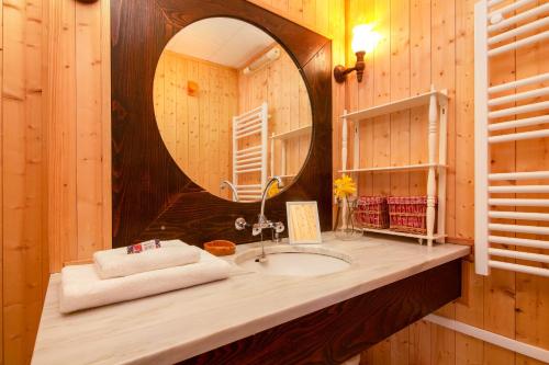夏慕尼白朗峰的住宿－Résidence Grand Roc - Bruyères 104 - Happy Rentals，一间带水槽和镜子的浴室