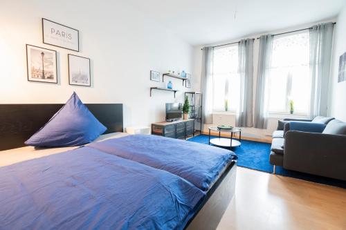 Postel nebo postele na pokoji v ubytování Tiny Home in schickem Jugendstilviertel