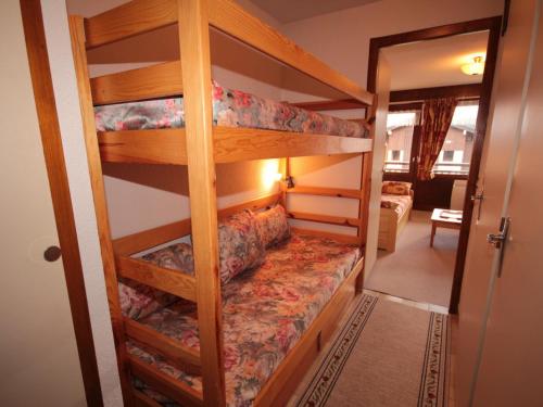 レ・セジーにあるStudio Les Saisies, 1 pièce, 4 personnes - FR-1-293-139の二段ベッドが備わる客室です。