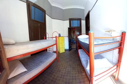 a room with two bunk beds in a room at Rivera Hostel Córdoba in Cordoba