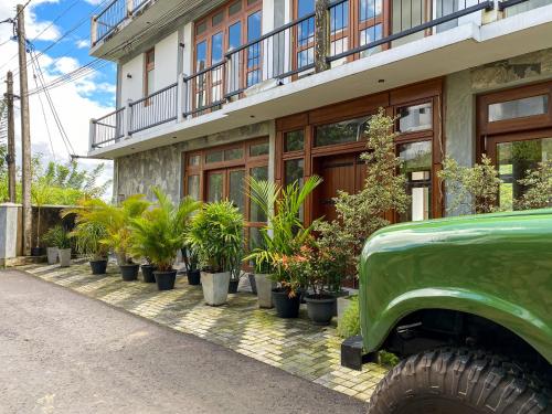 Taman di luar Hanthana House