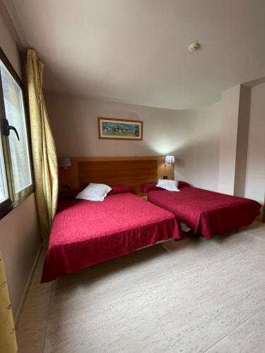A bed or beds in a room at Hotel Sant Celoni