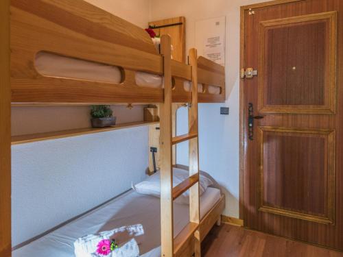 - deux lits superposés dans une chambre avec une porte dans l'établissement Studio Chamonix-Mont-Blanc, 1 pièce, 4 personnes - FR-1-517-32, à Chamonix-Mont-Blanc