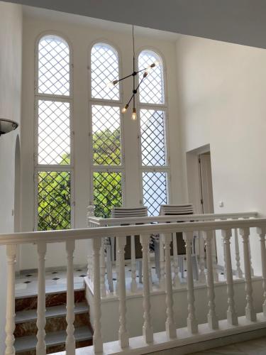 Gambar di galeri bagi Villa with a big garden and heated pool di Málaga