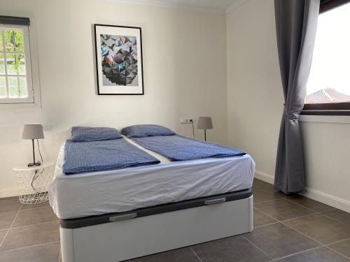 Katil atau katil-katil dalam bilik di Villa with a big garden and heated pool