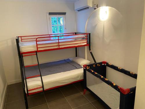 Katil atau katil-katil dalam bilik di Villa with a big garden and heated pool