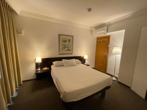 Tempat tidur dalam kamar di La Perle Hotel