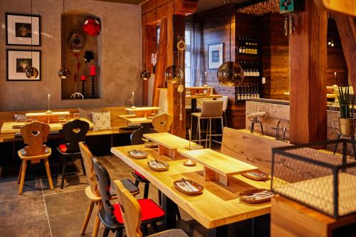 a restaurant with wooden tables and chairs and a bar at Die Reichsstadt - Hotel Spa und Restaurant in Gengenbach