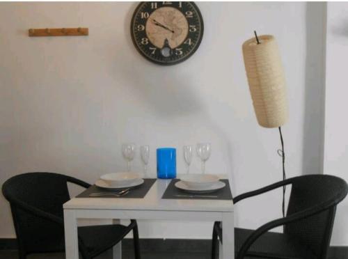 グラナダにあるAtico centroの白いテーブル(椅子付)、壁掛け時計