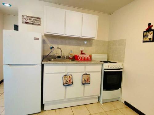 een keuken met een witte koelkast en een wastafel bij Free WIFI 1st Floor Apartment in Punta Santiago
