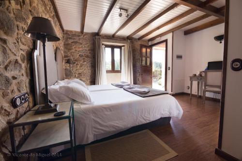 Hotel Rustico Lugar Do Cotariñoにあるベッド