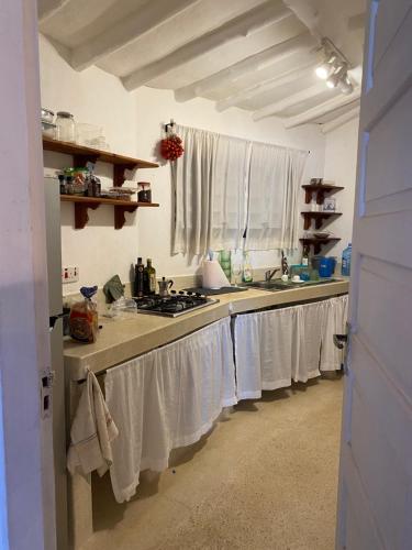 馬林迪的住宿－White Lion，厨房配有挂在柜台上的白色毛巾