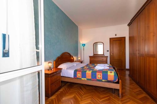 1 dormitorio con cama, tocador y espejo en Turin CityView Balcony Flat, en Turín
