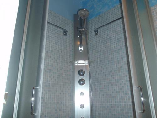 La salle de bains est pourvue d'une douche avec du carrelage bleu et blanc. dans l'établissement Studio Menton, 1 pièce, 3 personnes - FR-1-196-276, à Menton