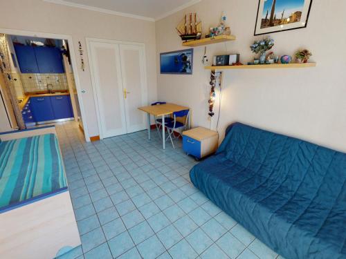 Schlafzimmer mit einem Bett, einem Schreibtisch und einem Tisch in der Unterkunft Studio Menton, 1 pièce, 3 personnes - FR-1-196-276 in Menton