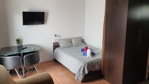 プラヤ・ブランカにあるLoft Luckyの小さなベッドルーム(ベッド1台、デスク付)