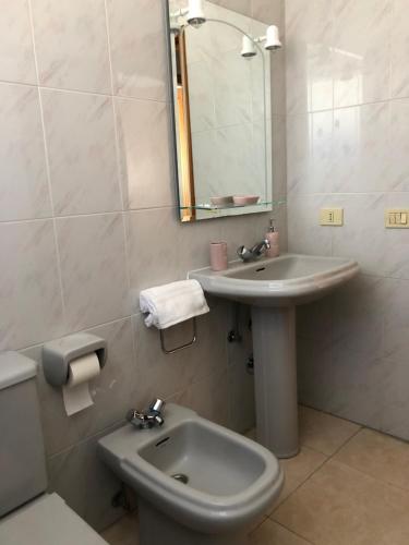 a bathroom with a sink and a toilet and a mirror at Mederos 20 in Los Llanos de Aridane