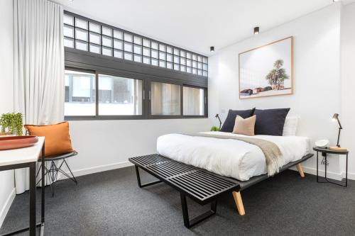 Een bed of bedden in een kamer bij The Surry Apartments by Urban Rest