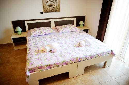 Tempat tidur dalam kamar di Apartments&Rooms Jelavić