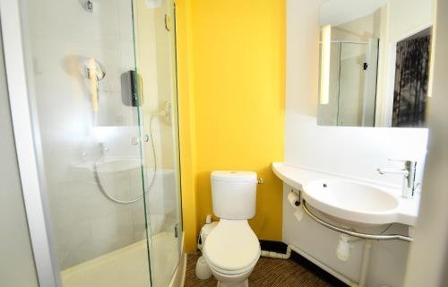 een badkamer met een toilet, een wastafel en een douche bij B&B HOTEL Dijon Centre in Dijon